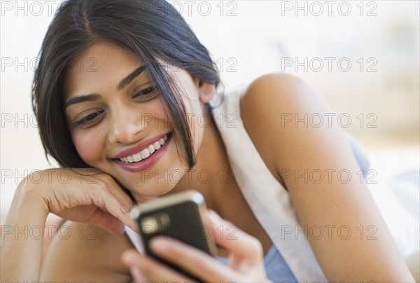 USA, New Jersey, Jersey City, Close-up view of young attractive woman text messaging. Photo : Daniel Grill