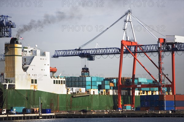 USA, New York City, cargo ship in dock. Photo : fotog