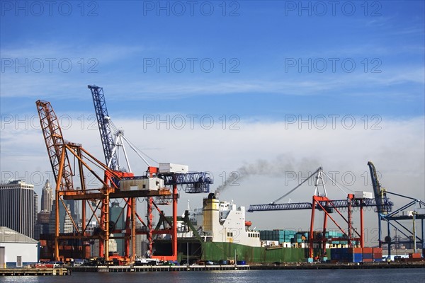 USA, New York City, cargo ship in dock. Photo : fotog