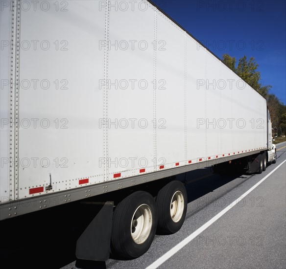 USA, Vermont, white semi truck. Photo : fotog