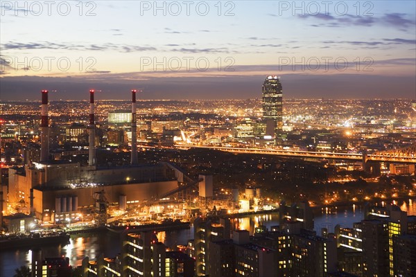 USA, New York, Long Island City, cityscape with power plant. Photo : fotog