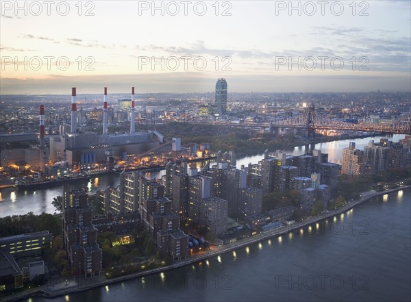 USA, New York, Long Island City, cityscape with power plant. Photo : fotog