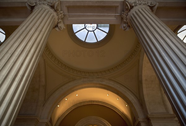 USA, New York City, Metropolitan Museum of Art, low angle view of interior. Photo : fotog