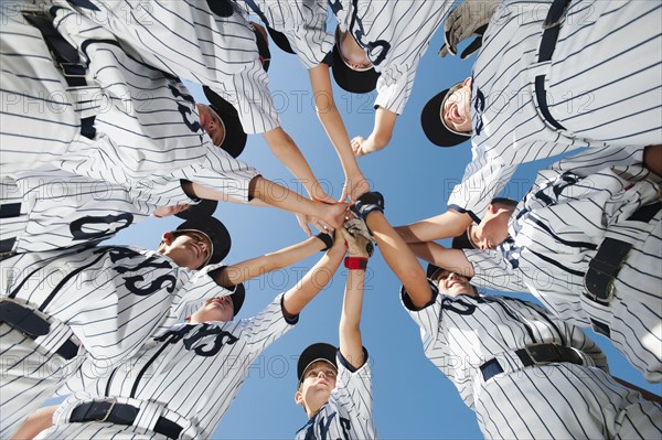 USA, California, Ladera Ranch, little league players (aged 10-11) celebrating.