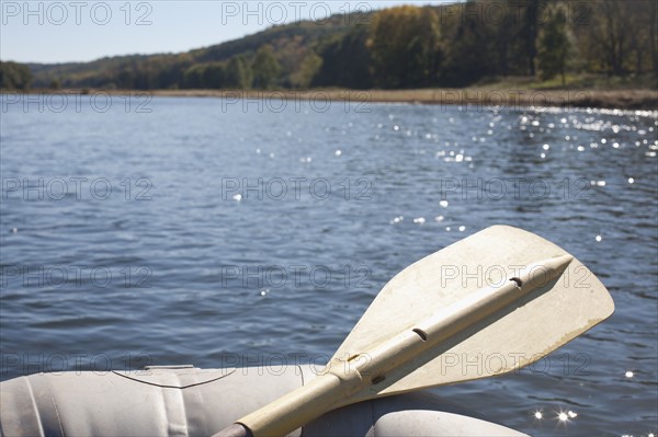 USA, Pennsylvania, Calicoon, Oar in kayak at lake. Photo : David Engelhardt