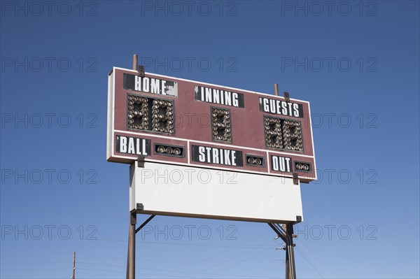 USA, Arizona, Winslow, Baseball scoreboard. Photo : David Engelhardt