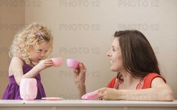 USA, Utah, Lehi, mother and daughter (2-30 having tea. Photo : Mike Kemp