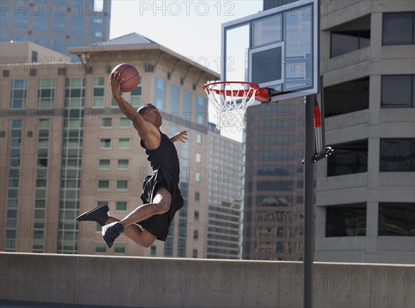 USA, Utah, Salt Lake City, man playing basketball. Photo : Mike Kemp