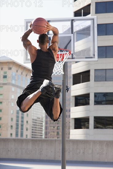 USA, Utah, Salt Lake City, man playing basketball. Photo : Mike Kemp