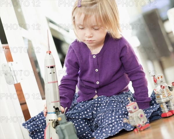 Petite fille jouant avec des robots