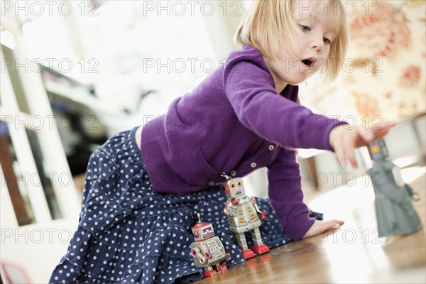 Petite fille jouant avec des robots