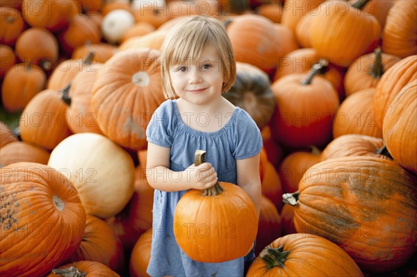 USA, Utah, Orem, portrait of girl (2-3) holding pumpkin. Photo : FBP