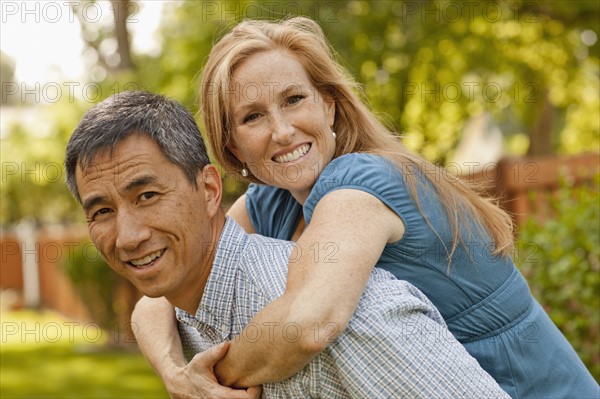 USA, Utah, Provo, Portrait of smiling mature couple in garden. Photo : FBP