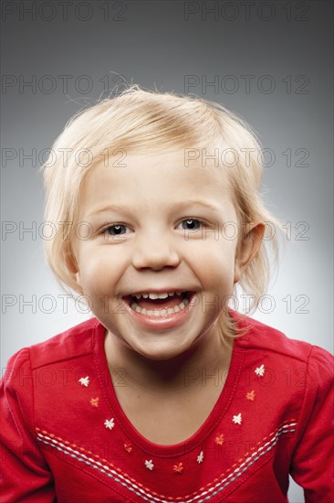 Portrait of happy girl (2-3), studio shot. Photo : FBP