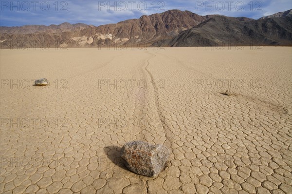 USA, California, Moving rocks in desert . Photo : Gary J Weathers