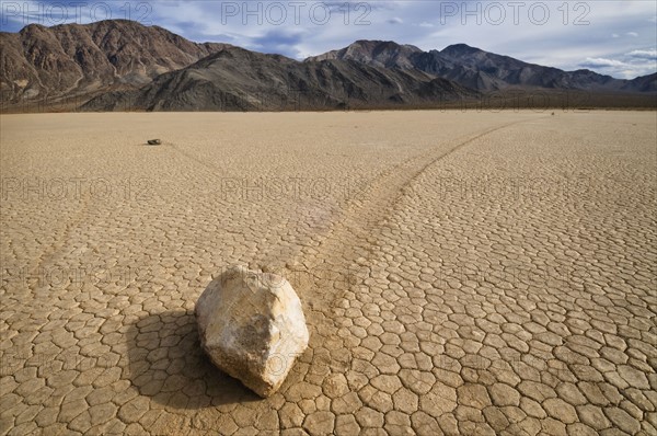 USA, California, Moving rock in desert . Photo : Gary J Weathers