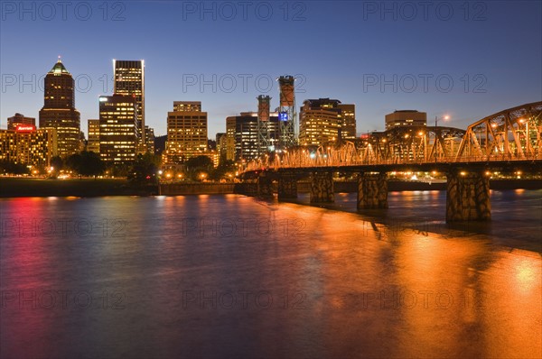 USA, Oregon, Portland skyline at night. Photo : Gary J Weathers