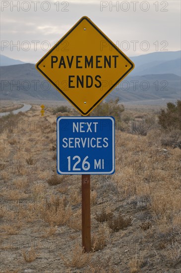 USA, California, Services road sign . Photo : Gary J Weathers