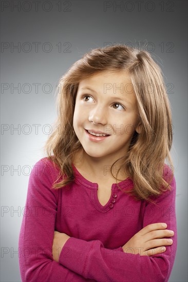 Studio portrait of girl (10-11) smiling. Photo : FBP