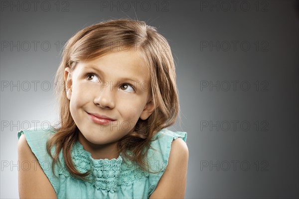 Studio portrait of girl (10-11) smiling. Photo : FBP