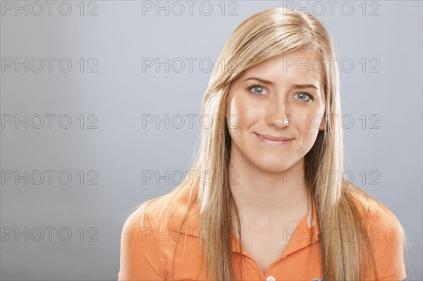 Studio portrait of young woman smiling. Photo : FBP