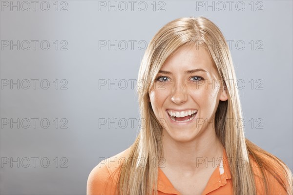 Studio portrait of young woman laughing. Photo : FBP