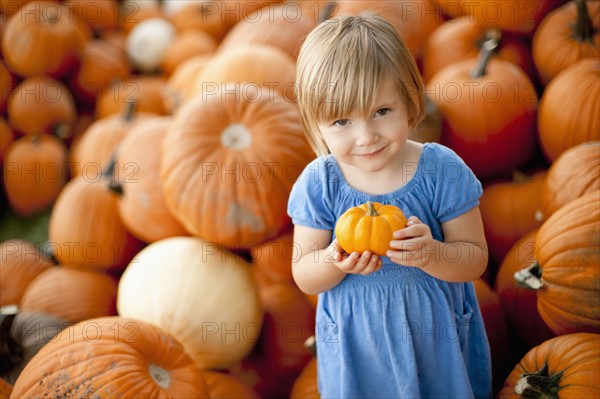 USA, Utah, Orem, portrait of girl (2-3) holding pumpkin. Photo : FBP