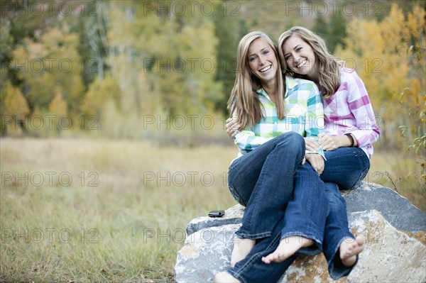 USA, Utah, Sundance, Portrait of two young women sitting on boulder. Photo : FBP