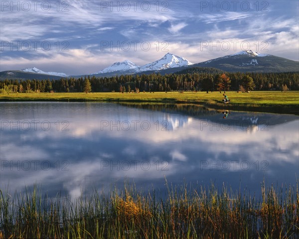 USA, Oregon, Lake with Sisters Mountains in background. Photo : Gary J Weathers