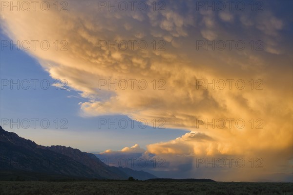 USA, Wyoming, Storm clouds over plains at sunset. Photo : Gary J Weathers