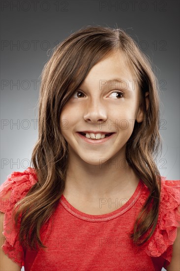 Studio portrait of girl (10-11) smiling. Photo : FBP