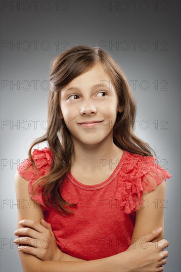 Studio portrait of girl (10-11) smiling. Photo : FBP