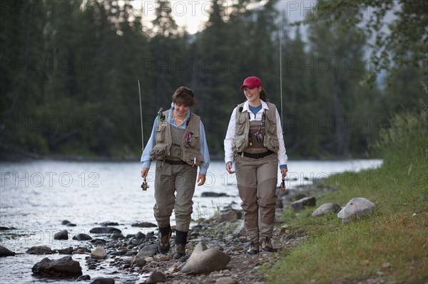 Canada, British Columbia, Fernie, daughter and mother fly fishing. Photo : Dan Bannister