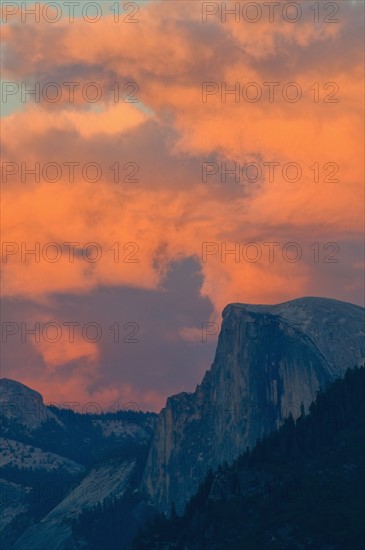 USA, California, Mariposa County, Half dome in Yosemite Valley. Photo : Gary J Weathers