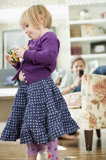 USA, Utah, Girl (2-3) playing. Photo : Tim Pannell