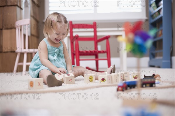 USA, Utah, small girl (2-3) playing on floor. Photo : Tim Pannell