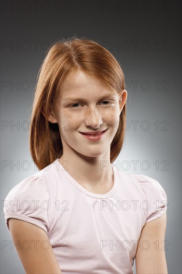 Portrait of redhead girl (10-11), studio shot. Photo : FBP