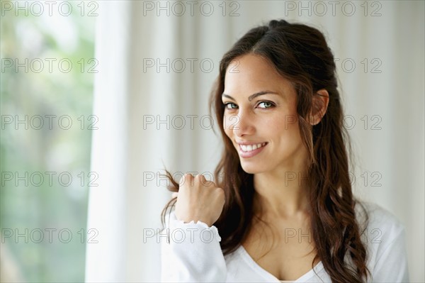 South Africa, Portrait of smiling young woman. Photo : momentimages