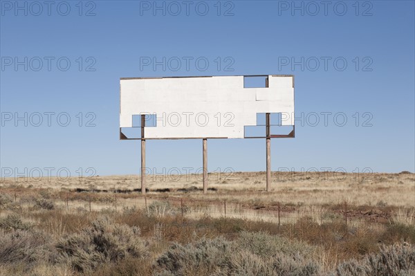 USA, Arizona, Winslow, Blank billboard against blue sky. Photo : David Engelhardt