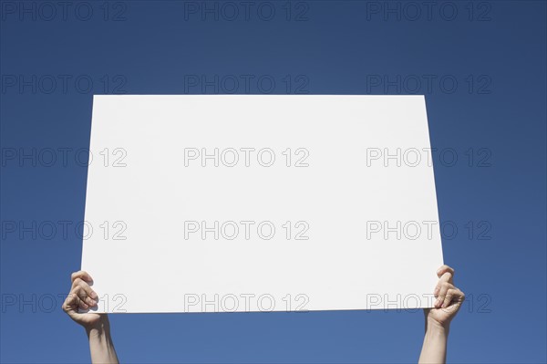 USA, Arizona, Holbrook, Human hands holding blank placard. Photo : David Engelhardt