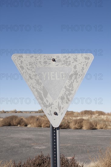 USA, Arizona, Winslow, Old yield sign. Photo : David Engelhardt