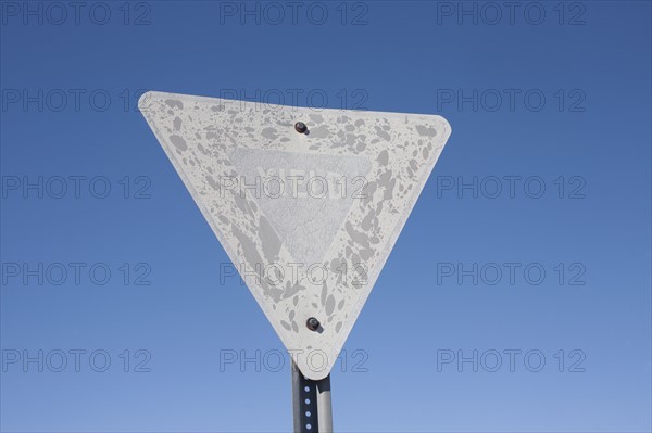 USA, Arizona, Winslow, Old yield sign against blue sky. Photo : David Engelhardt