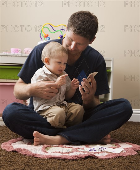 USA, Utah, playing with son (18-23 months). Photo : Mike Kemp