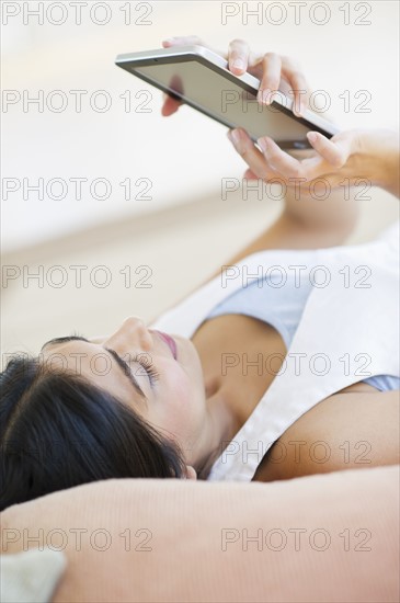 USA, New Jersey, Jersey City, Young attractive woman using palmtop. Photo : Daniel Grill