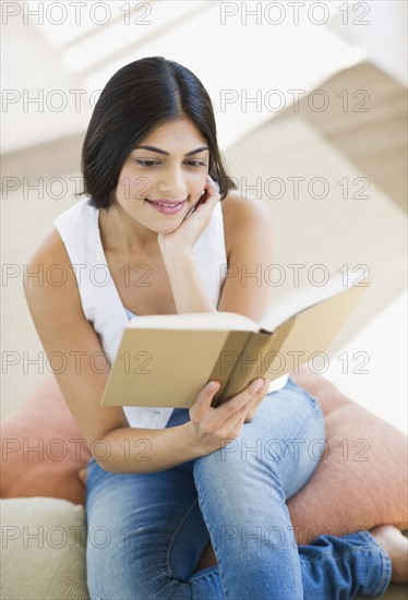 USA, New Jersey, Jersey City, Young attractive woman reading book. Photo : Daniel Grill