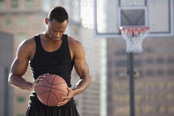 USA, Utah, Salt Lake City, basketball player holding basketball. Photo : Mike Kemp