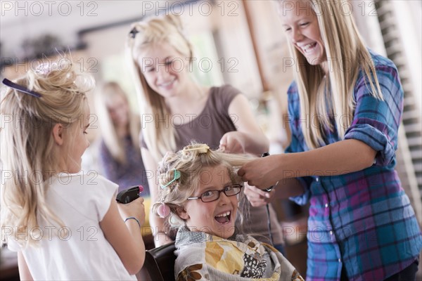 USA, Utah, family portrait of sisters (6-7, 8-9, 12-13, 14-15, 16-17) preparing hairs and having fun. Photo : Tim Pannell