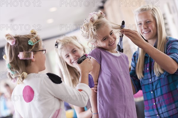 USA, Utah, family portrait of sisters (6-7, 8-9, 12-13, 14-15, 16-17) preparing hairs and having fun. Photo : Tim Pannell