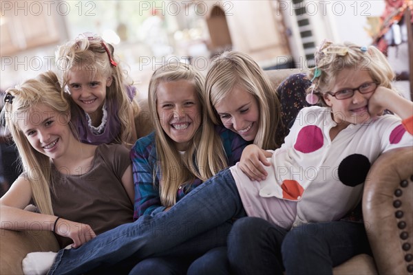 USA, Utah, family portrait of sisters on sofa (6-7, 8-9, 12-13, 14-15, 16-17). Photo : Tim Pannell