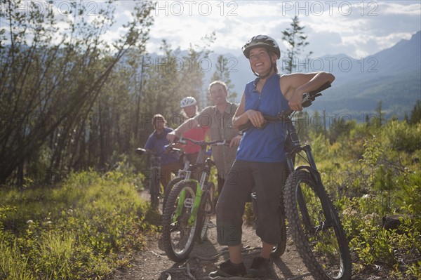 Canada, British Columbia, Fernie, Group of four friends enjoying mountain biking. Photo : Dan Bannister